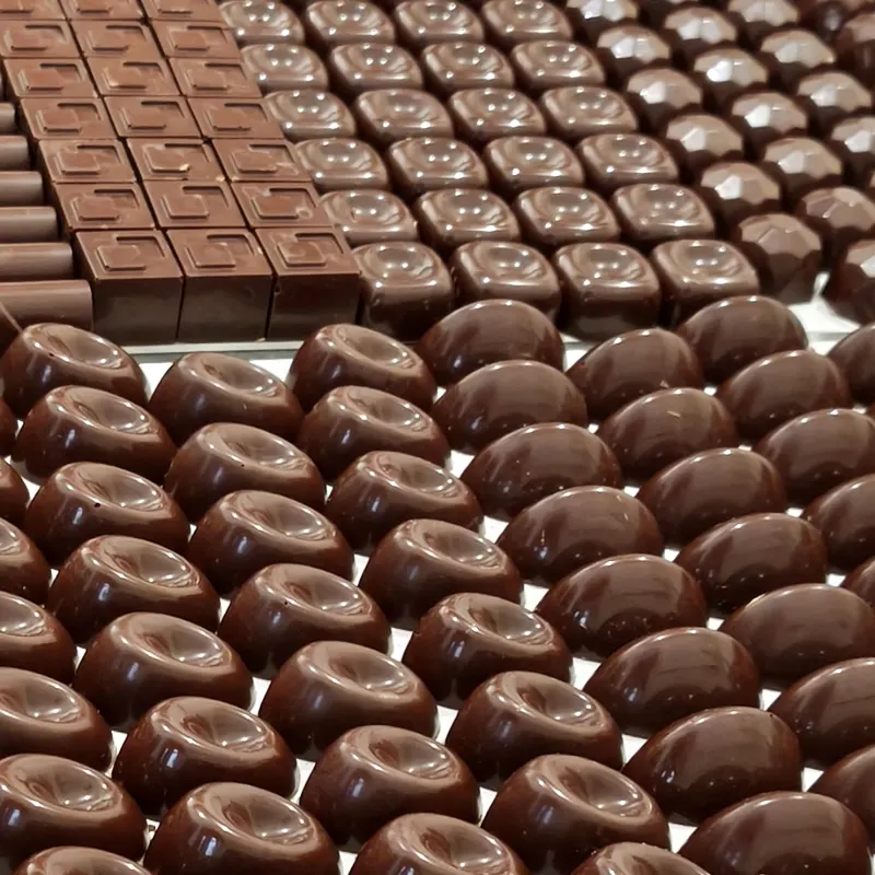 Photo de Assortiment de chocolats fourrés noir et au lait